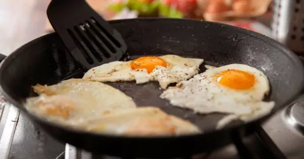 4 Breakfast Superfoods Guaranteed to Fire Up Metabolism and Banish Bloat, Say Top Nutritionists