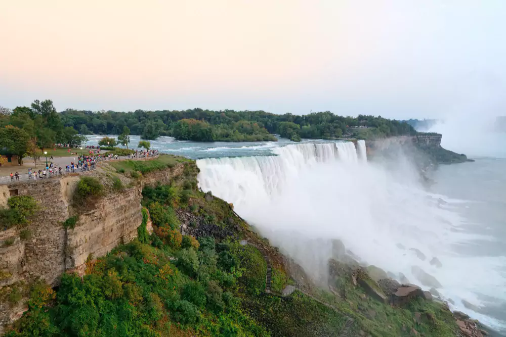 Tourists’ Innocent Photo at Niagara Falls Captures Heartbreaking Final Moments Before Tragedy
