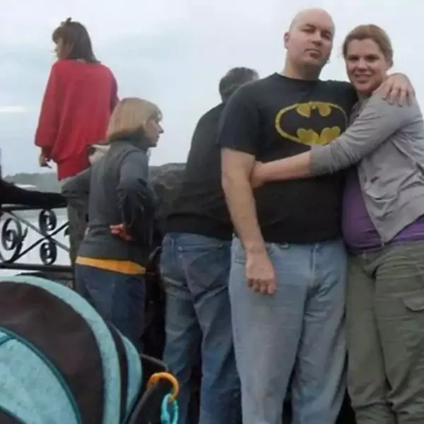 Tourists’ Innocent Photo at Niagara Falls Captures Heartbreaking Final Moments Before Tragedy